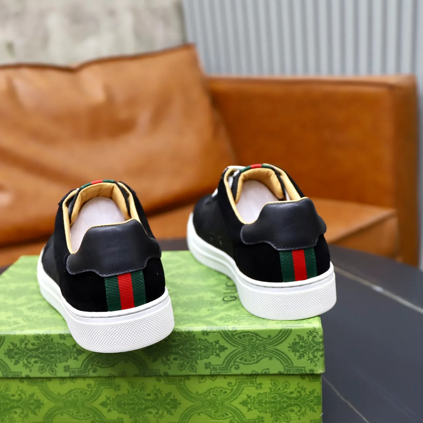 Ex-factory price: 380💰🙅‍♂️🙅‍♂️🙅‍♂️ Brand: Gucci GUCCi Standard code: 38-44 (45 customized) Grade: Same as the official website Material: Original leather splicing Comfortable and breathable sheepskin lining Original wear-resistant outsole Style category: Men's fashionable casual shoes Running sneakers Distinguished luxury brand elements Top luxury Color: actual picture color